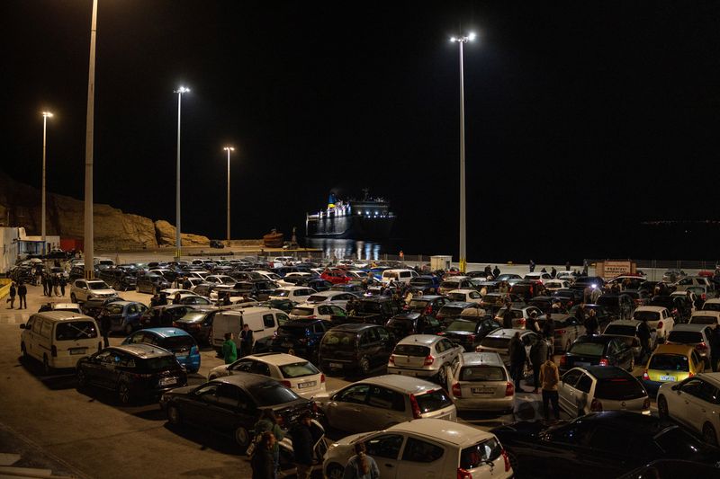 Hundreds flee Santorini as quakes disrupt life