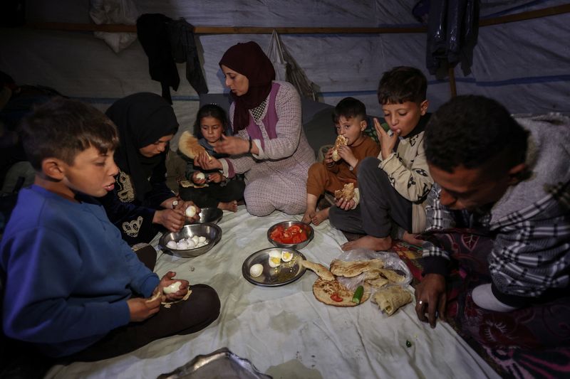 A Gaza family's journey home to the ruins