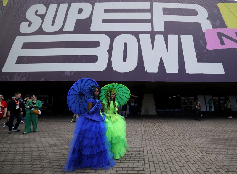 NFL-Sunshine, tight security greet fans arriving at Super Bowl