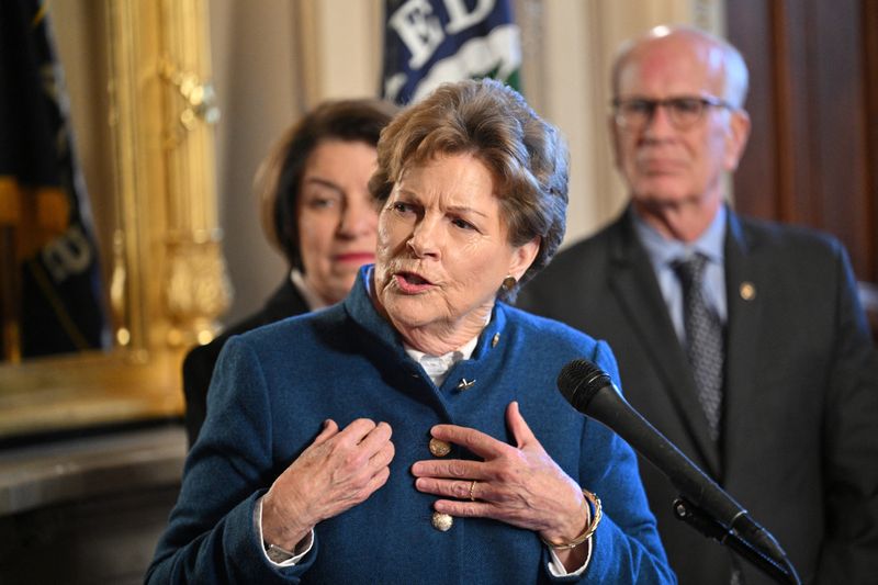 US senators call for increased funding, staffing for air traffic control
