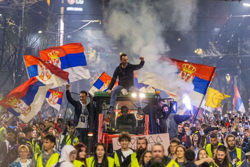 Warnings of arrests as Serbian protesters descend on Belgrade
