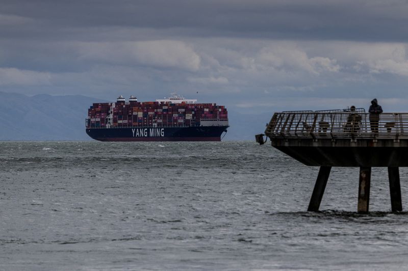 US current account deficit narrows in fourth quarter