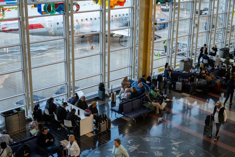 US airlines cancel 1,200 flights Tuesday as government shutdown continues