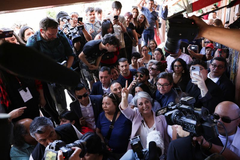 Leftist Jara leads Chile's presidential election in early count