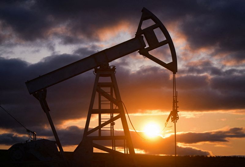 Oil slips as loadings resume at Russian hub; markets weigh sanctions impact