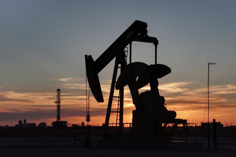 Oil falls as Ukraine peace talks edge toward a solution