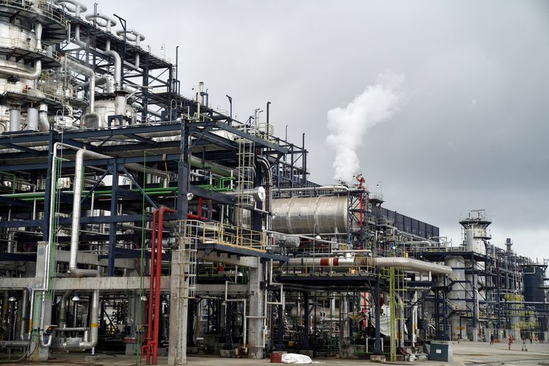 Exclusive-Nigeria’s Dangote picks Honeywell to help fulfill ambitious capacity expansion