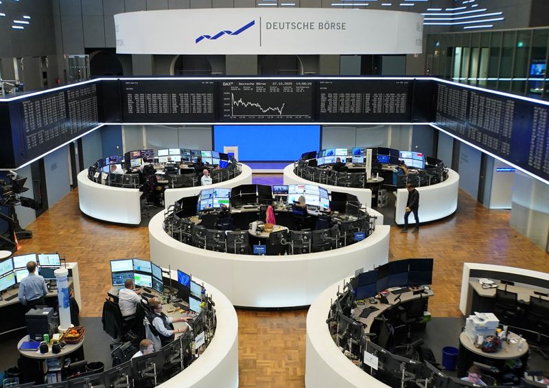 European shares muted as markets cautious ahead of US data