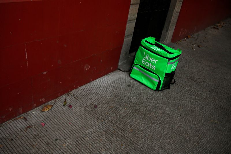 Australian delivery workers set to gain minimum pay in landmark deal with Uber Eats, DoorDash