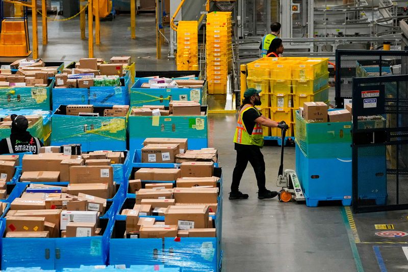 Record shoppers, online sales surge signal strong US holiday season momentum