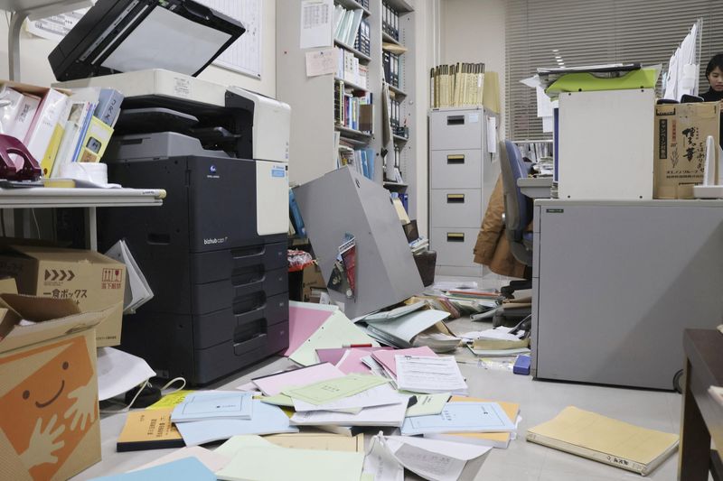 Japan lifts tsunami warning after 7.5-magnitude earthquake