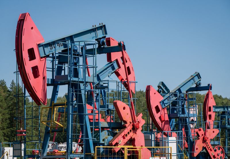 Oil edges down with Ukraine peace talks, US rate decision in spotlight