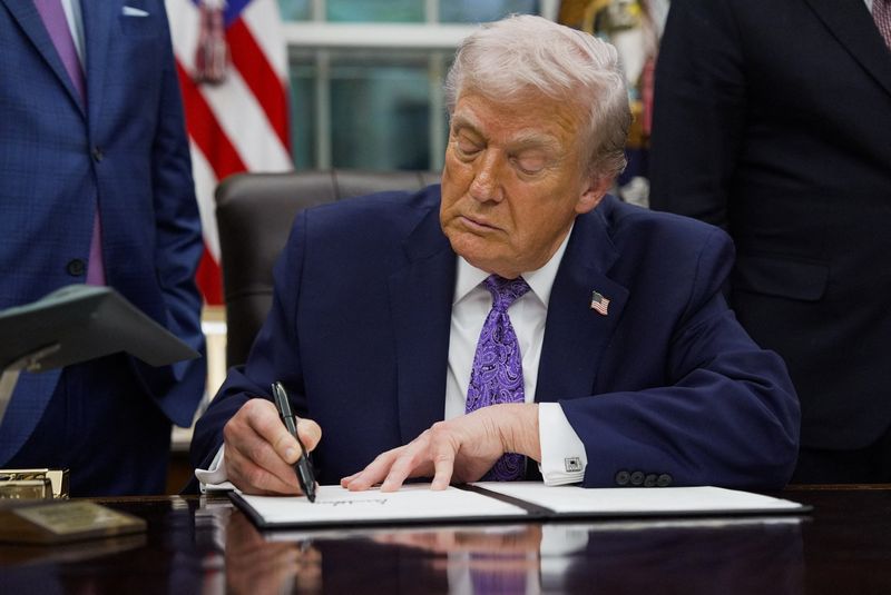 Trump signs order to boost oversight of proxy advisory industry