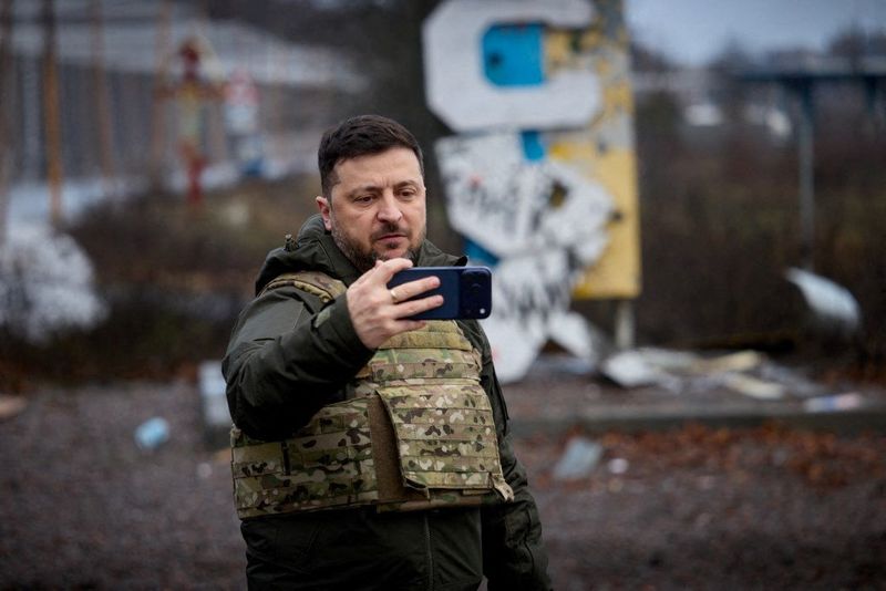 Zelenskiy visits Kupiansk as Ukraine retakes parts of frontline town