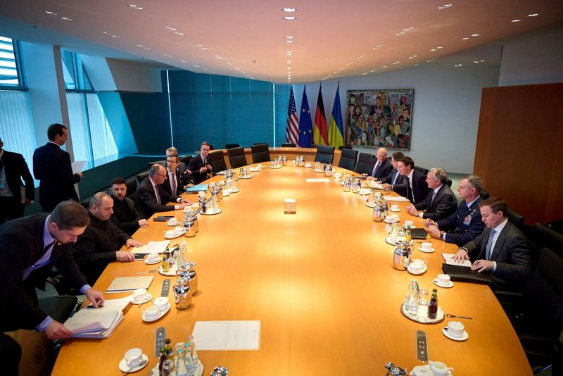 US security experts say Ukraine's abandonment of NATO goal will not alter peace talks