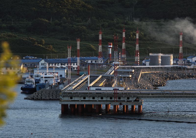 Oil rises on fears of supply disruption as US-Venezuela tensions escalate