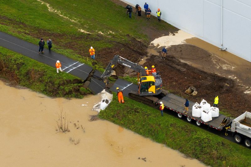 Flash flood warnings follow levee breach in Washington state