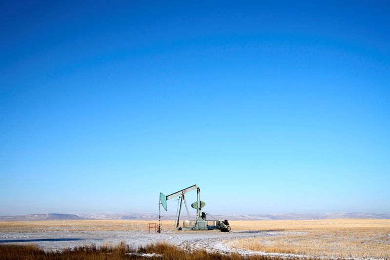 Oil set to close lower for second straight week