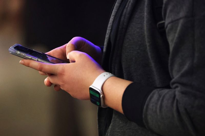 New York to require social media platforms to display mental health warnings