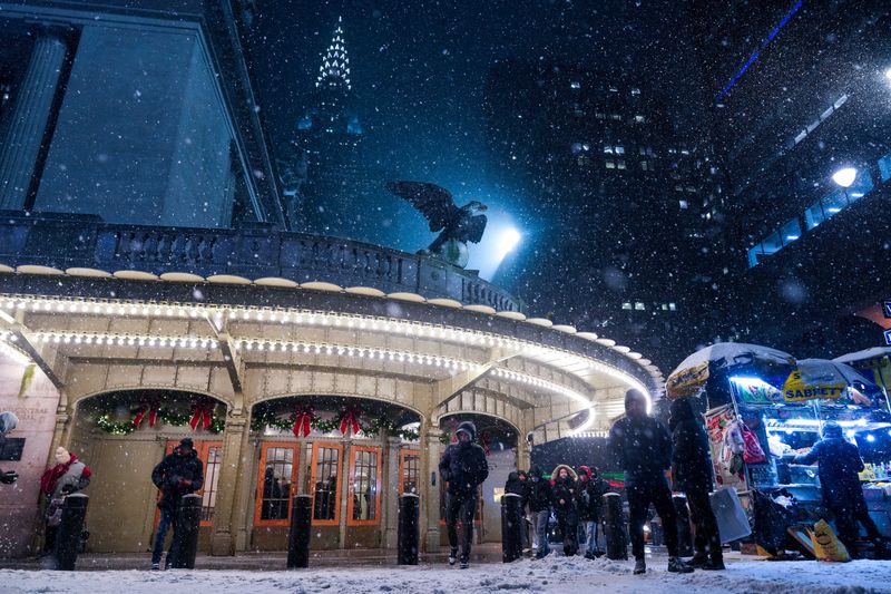 Winter storm bears down on U.S. Northeast, disrupting airline travel