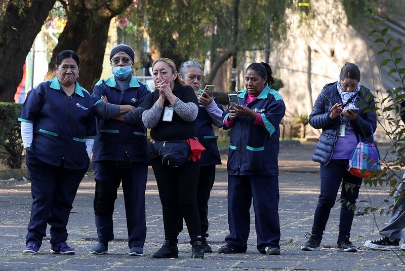 Strong earthquake jolts southern Mexico, disrupts president’s press conference