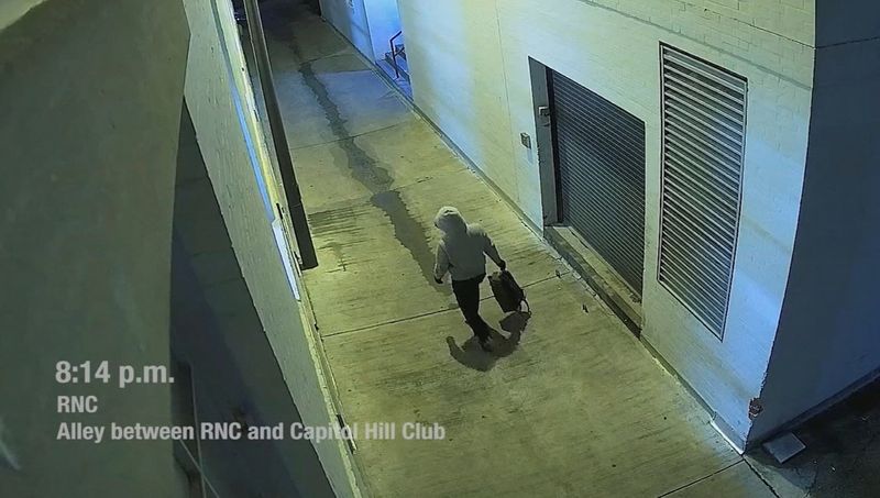 US judge orders man accused of planting pipe bombs in Washington to remain in custody 