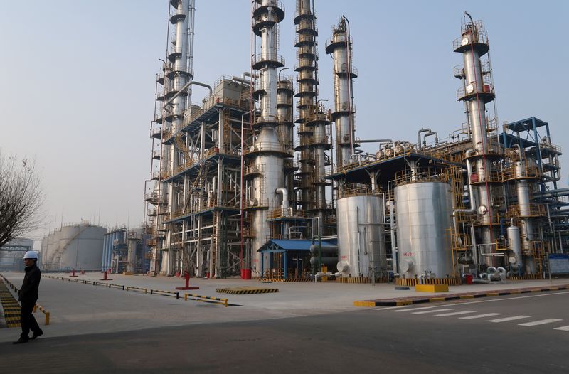 Chinese refiners expected to replace Venezuelan oil with Iranian crude, traders say