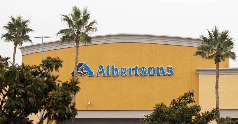 Albertsons misses third-quarter revenue estimates