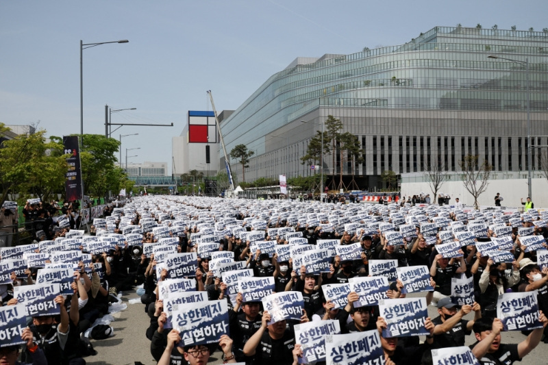 At Samsung, the global AI boom spurred a looming strike and deep divisions