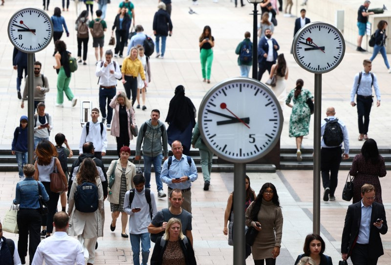 UK employers focus on cost management with confidence near record low