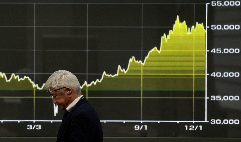 Bond yields, oil fall amid hopes for Iran deal; stocks end up with chip shares 
