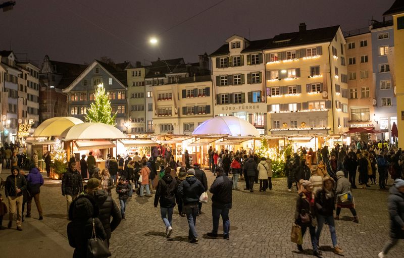 Swiss economic growth accelerates in fourth quarter, estimate shows