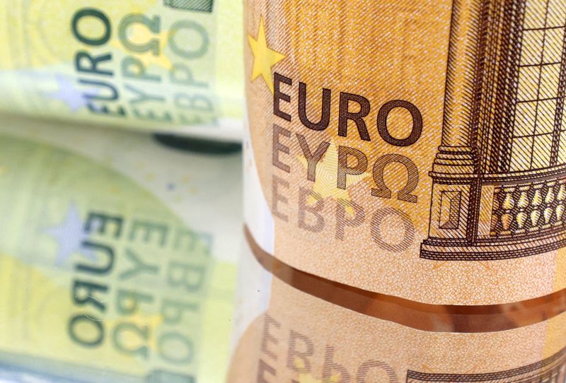 Euro rises, stock futures choppy in Asia trade after conservatives win German election