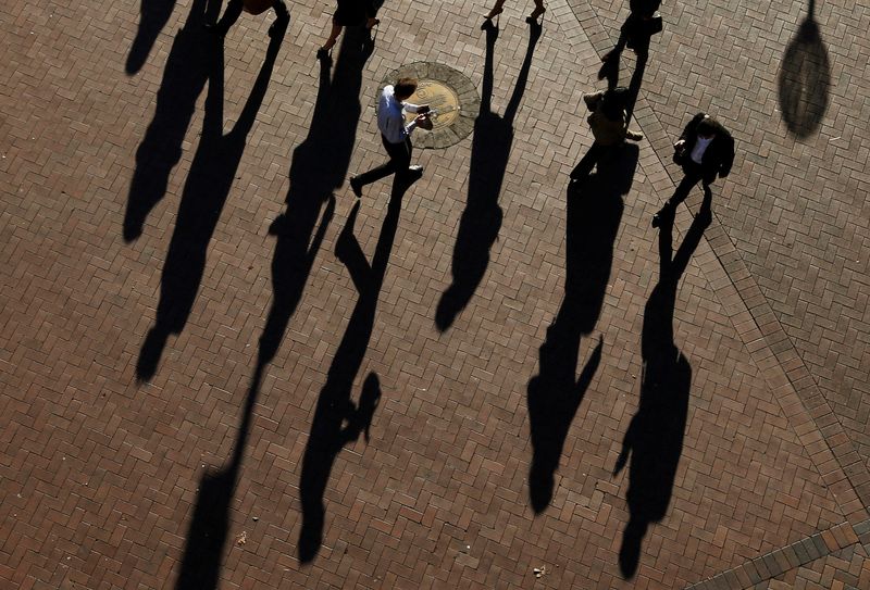 Australia's gender pay gap improves slightly, but women still paid 18.6% less   