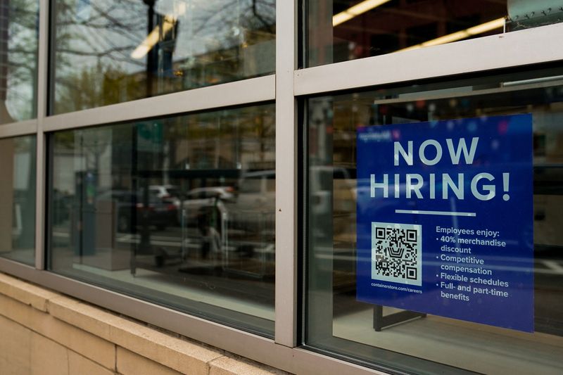 US services sector expands; price growth accelerates amid tariffs