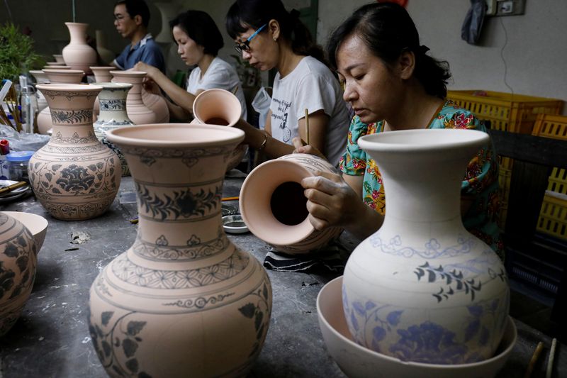 Vietnam posts $1.55 billion trade deficit in February as imports surge
