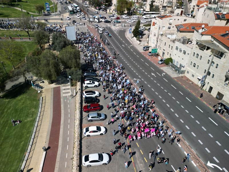 Defying protests, Israeli cabinet reported to be seeking attorney general's removal