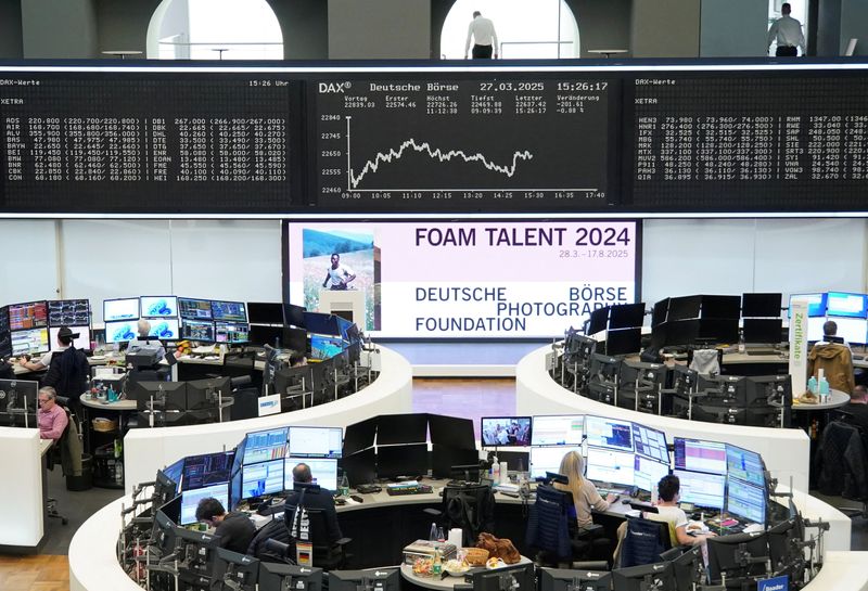 European shares fall at the end of week, dominated by tariff woes