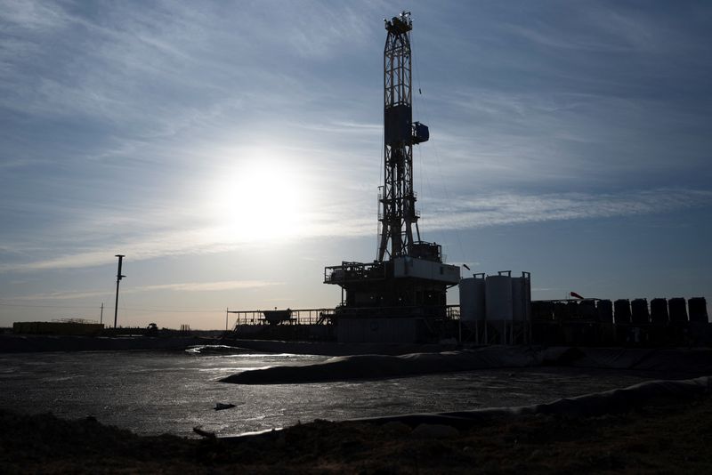 US drillers cut oil and gas rigs for first time in three weeks, Baker Hughes says