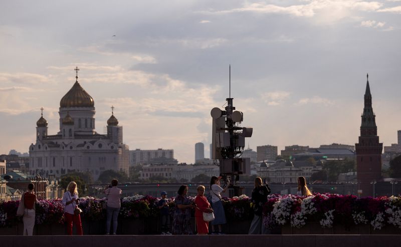 Strong rouble, cheap oil may push Russia into borrowing spree this year