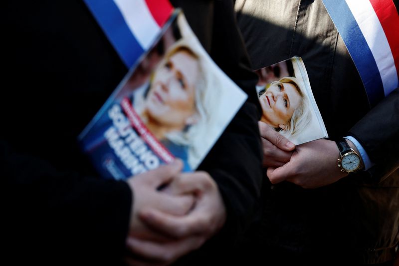 Far-right leader calls on French people to rally against Le Pen's election ban