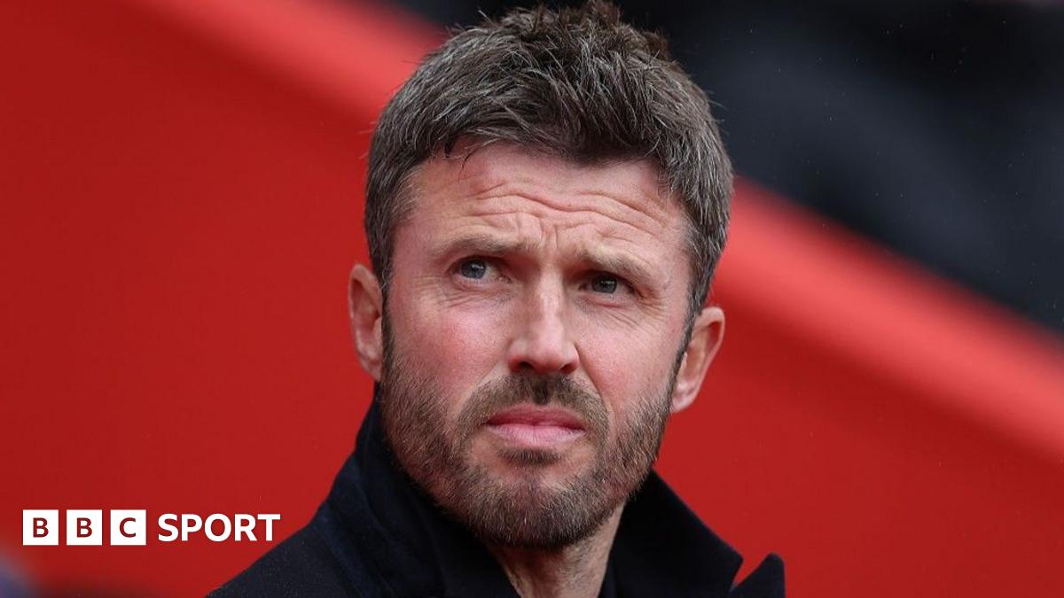 Carrick in talks over two-year Man Utd contract
