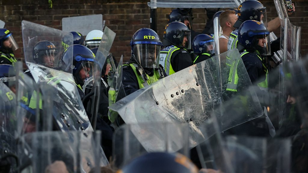 Watch: Protesters and riot police clash near home of Nowak's killer