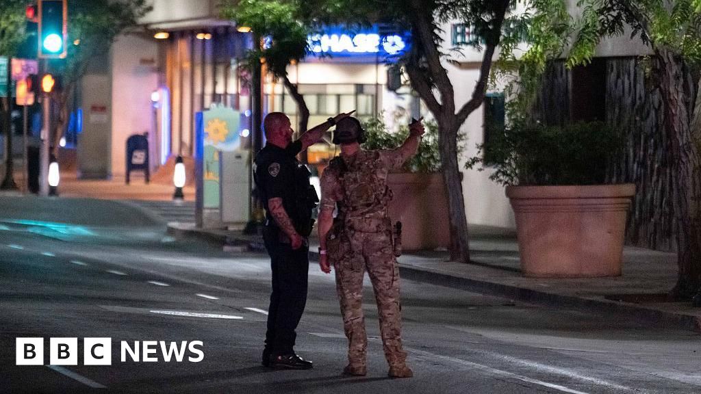 FBI shoots dead the man who took multiple hostages in California bank