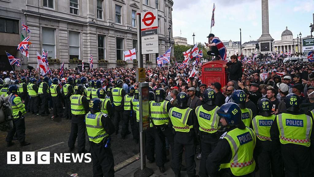 Met Police prepares armoured vehicles and 4,000 officers for dual London protests