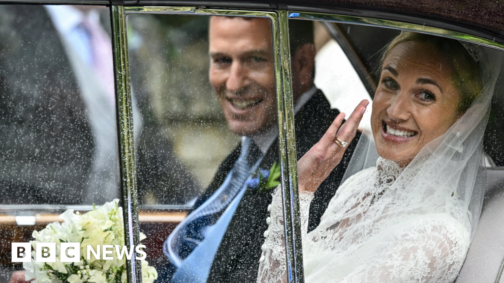 Royals turn out for Peter Phillips and NHS nurse's wedding