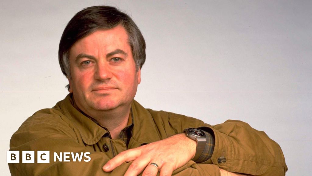 Award-winning investigative journalist Roger Cook dies aged 83