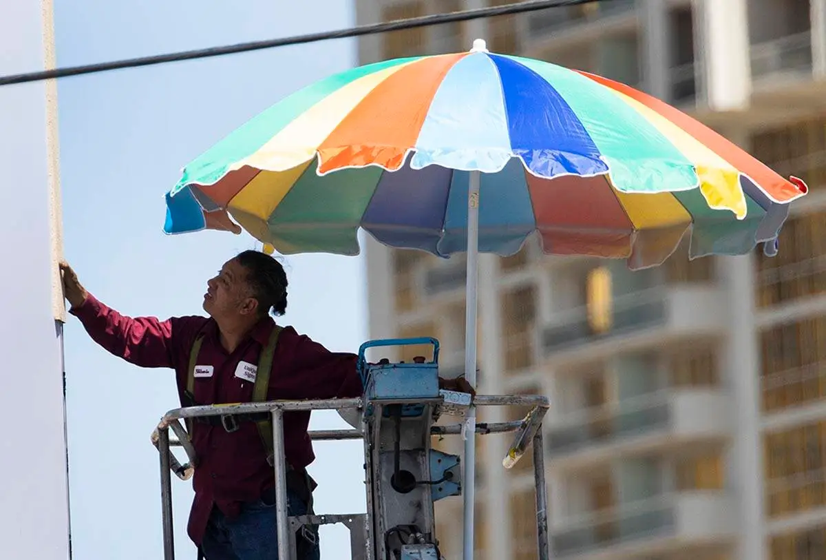 Umbrellas up: Longest heat wave of 2026 moves into Las Vegas