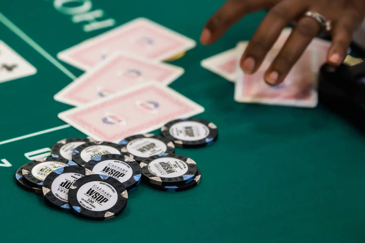 WSOP player disqualified from tournament for smoking cigarette at table — WATCH