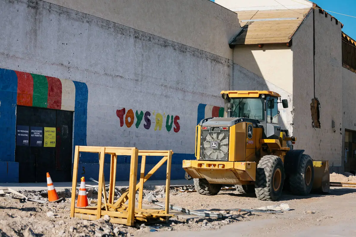 Las Vegas strip mall project reveals Toys ‘R’ Us logo — 9 years after retailer went bankrupt